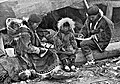 Família inuit en King Island (Alaska, EUA, 1906)