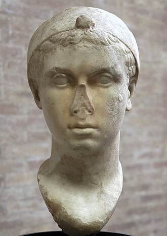 Cleopatra, mediats de el I, en un pentinat tipo «meló» i lluint una helenística diadema real, exposta en els Museus Vaticans.[401][402][427]