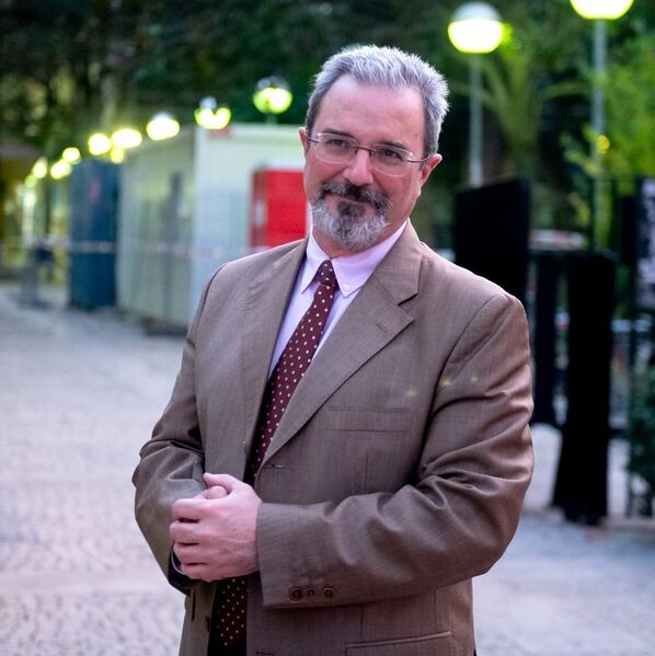 Archiu:Carlos Flores.jpg