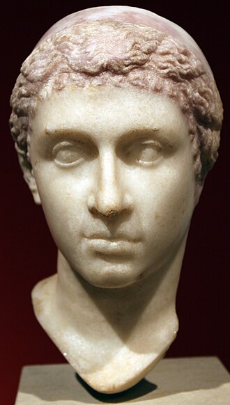 Cleopatra de Berlín, mediats de el I, també en pentinat tipo «meló» i diadema, exposta en l'Altes Museum.[401][402][427]