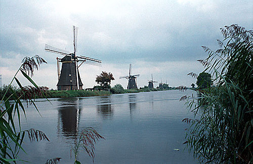 Archiu:KinderdijkMolens klein.jpg